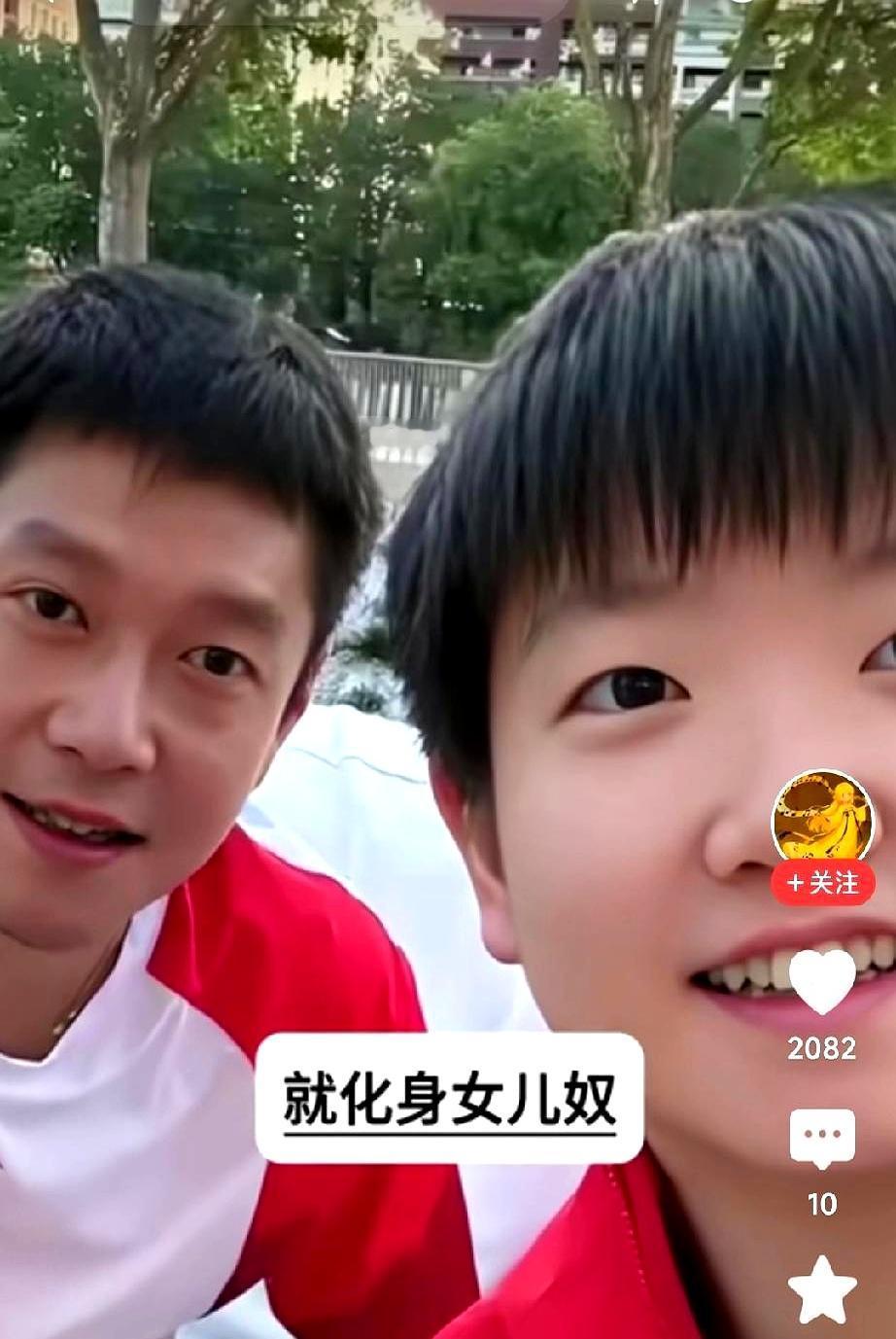 谁懂啊！国乒莎莎的“团宠”体质真的藏都不住！  
 

平时冷脸的王楚钦，202