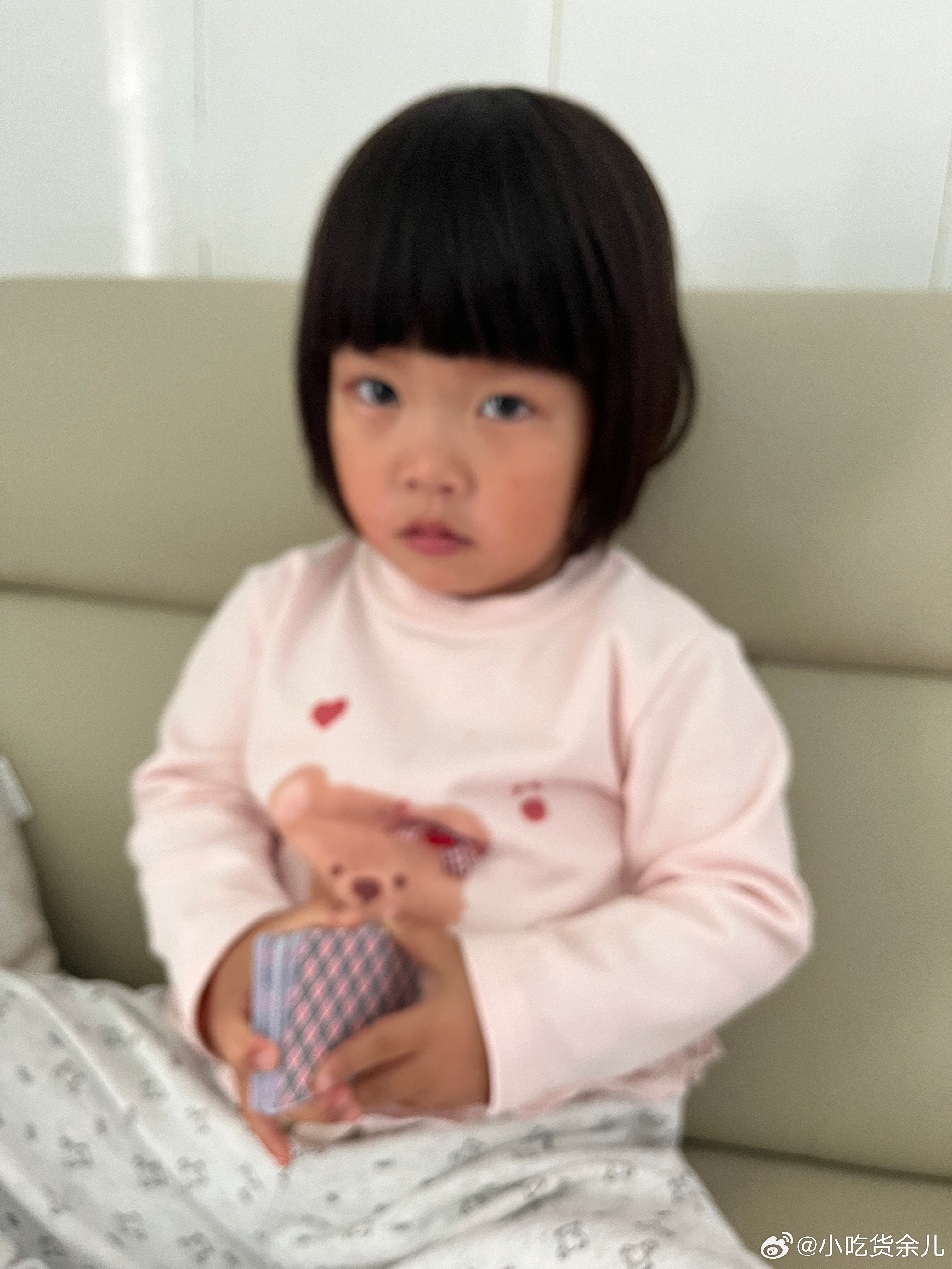 昨天凌晨2点才到，做得腰酸背痛，娃都顶不住。我在收拾东西，柠宝叫我陪她打一下牌，