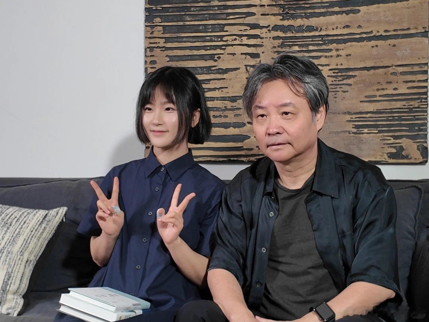 汤木檀泽余华同框 00后的殡葬博主汤木檀泽和余华老师同框，还拿到了余华老师的“莫