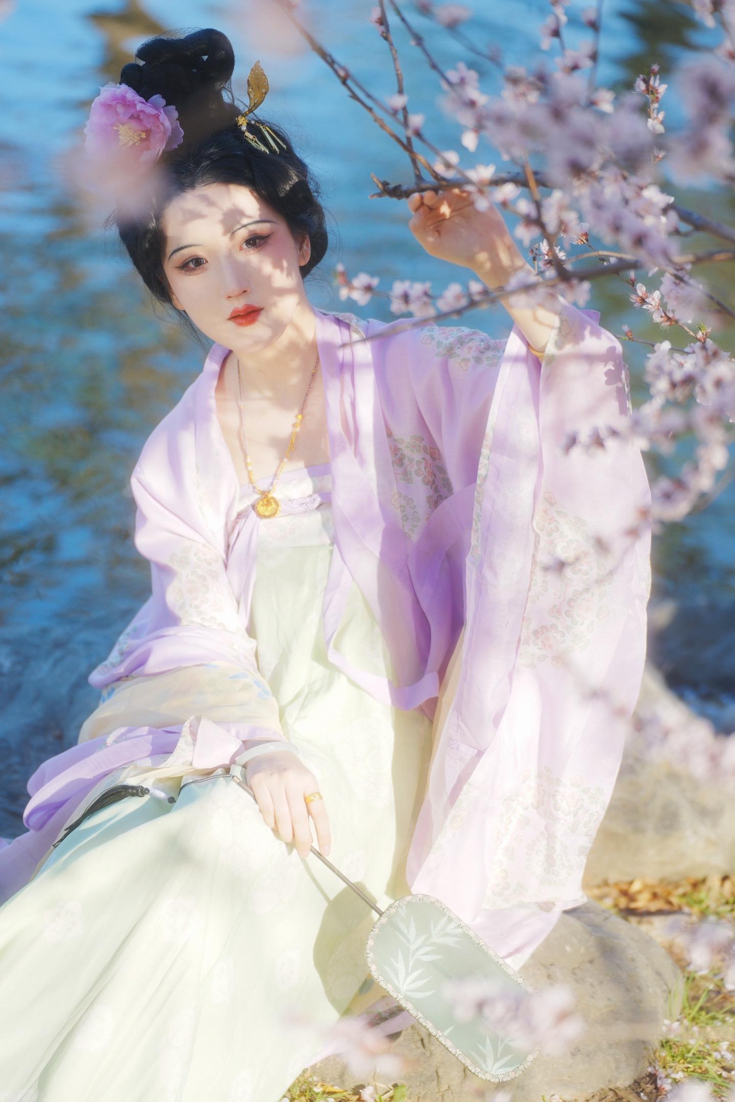 她从盛唐的光里走来。古典美的大气，并不用追求小小的脸上都是五官。而是有...