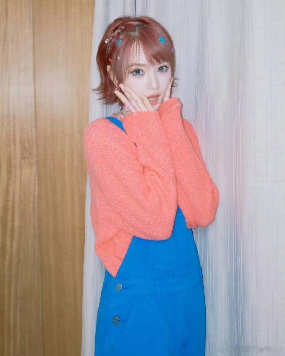 灿灿的西装造型奶帅奶帅的！这“小学生装大人”的既视感，满30减20我先说为敬。黄