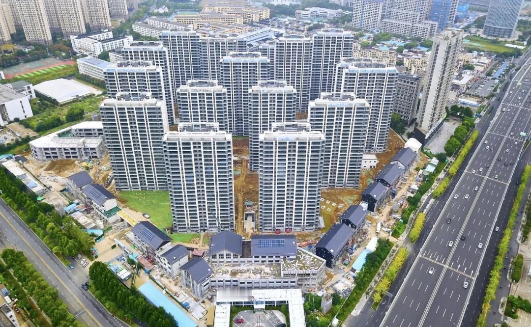 肥西经开区老城区改造安置点项目建设进度挺快，看着已经在做内部绿化和外立面做出来了