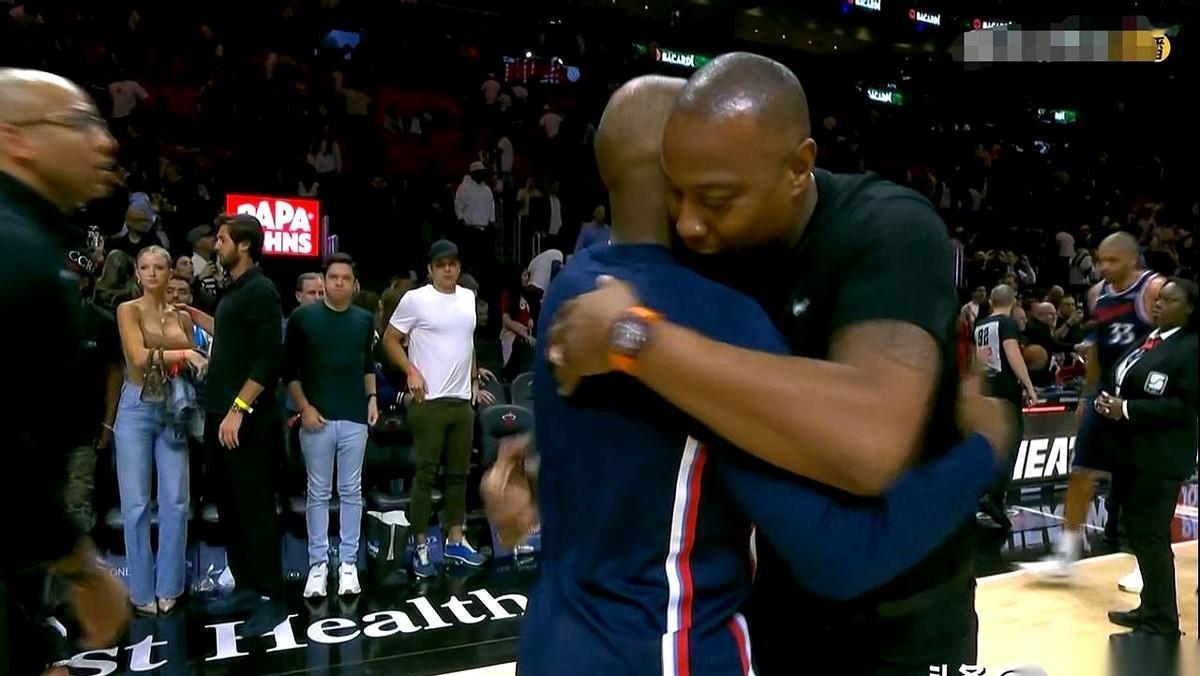 哨声一响，输了17分。
球场上乱糟糟的，有人懊恼，有人庆祝。但有一个人，西装革履