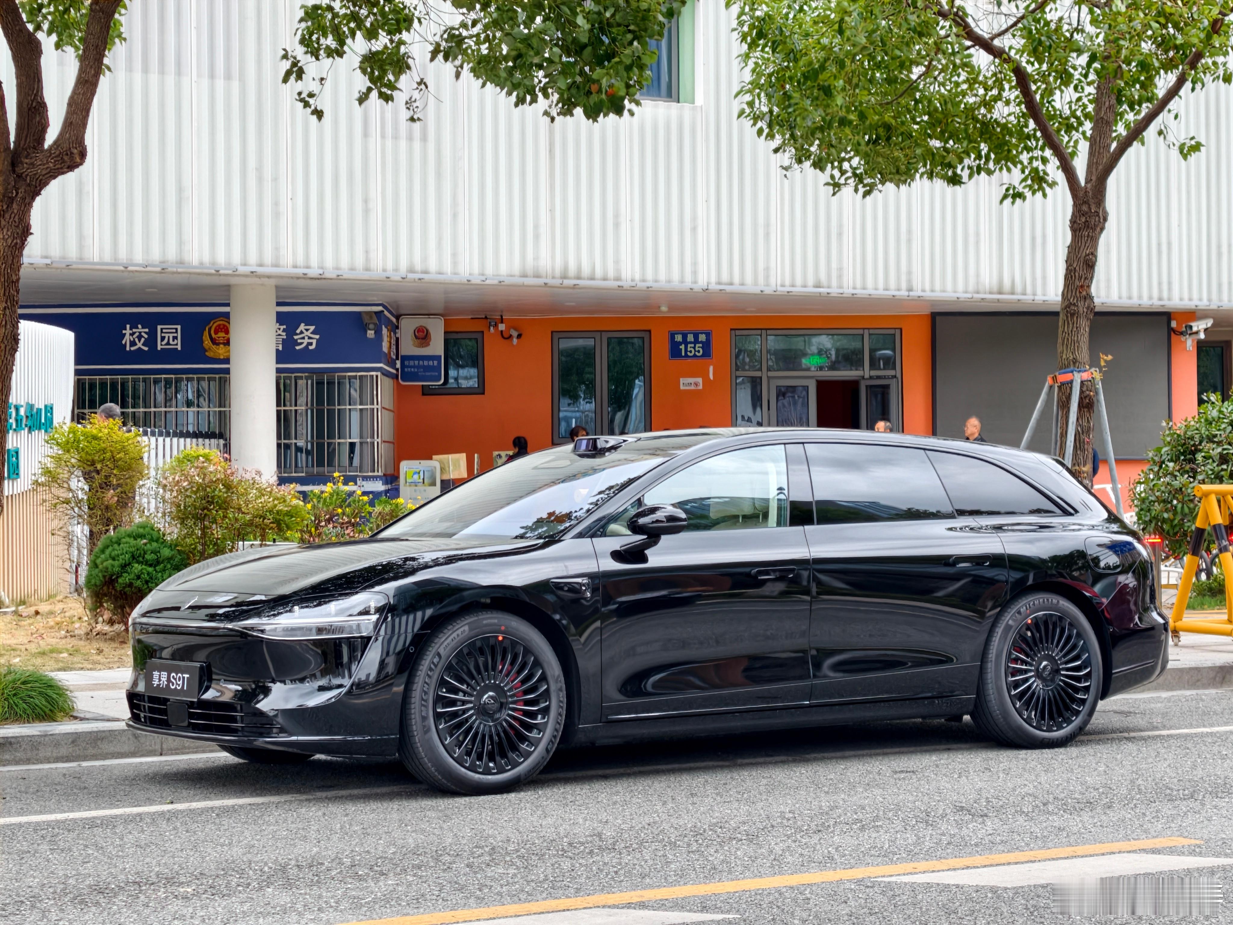 开着新提的享界S9T去幼儿园接娃了，给小甜橙点小惊喜。有一说一，颜值就是很顶，远