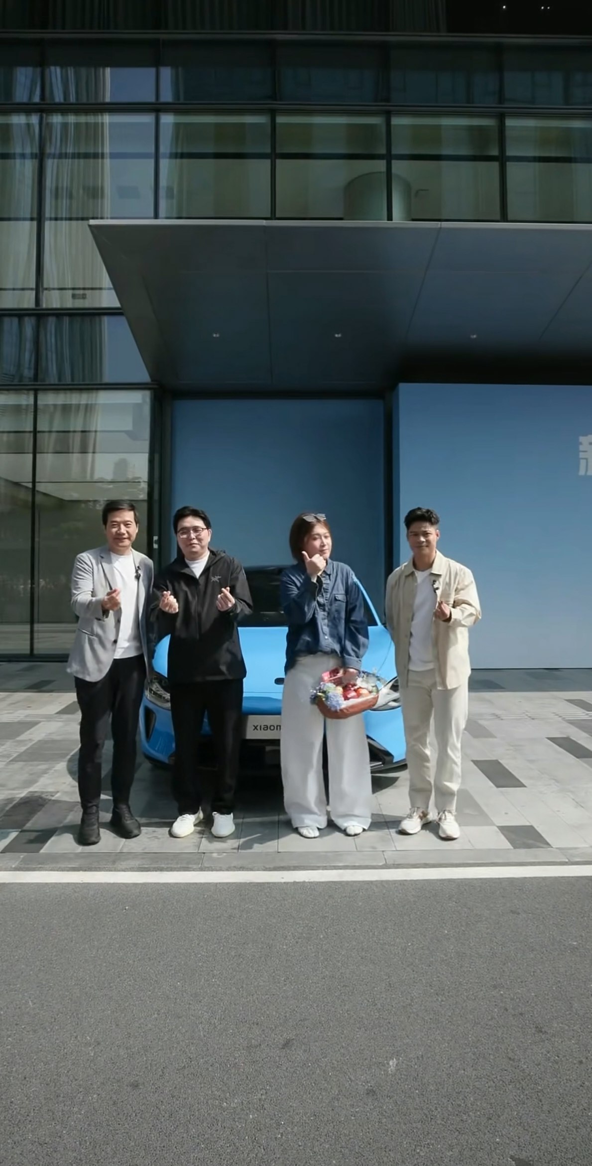 小米新SU7今日开启交付 此时有点羡慕车主和雷总合影 