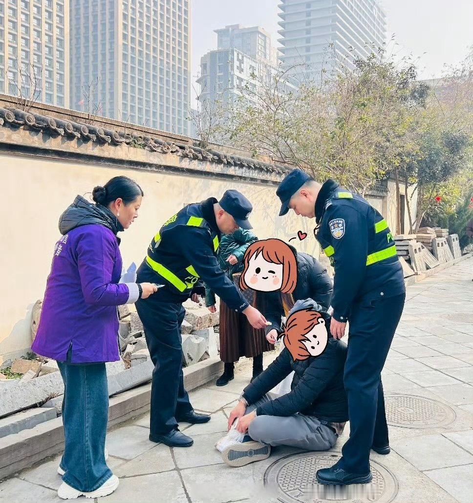 【大年初一暖心救助！碑林经侦民警执勤途中及时帮扶晕倒群众】守护万家平安 大年初一