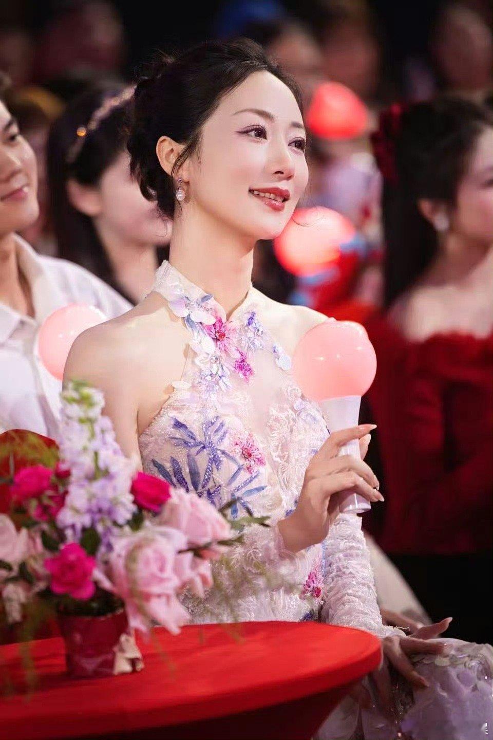 韩雪跨界首次挑战琼剧 韩雪把马年春晚的文化氛围感拉满了！《寻光》里她化身琼剧传承