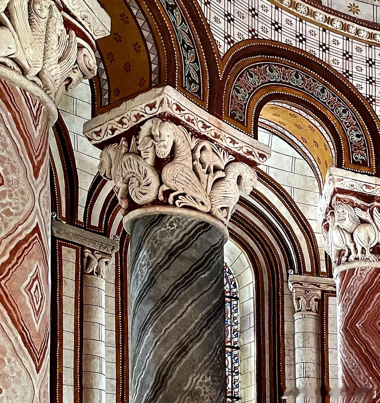 # 罗马式时期艺术  ROMANESQUE # 绍维尼的圣皮埃尔教堂位于绍维尼的