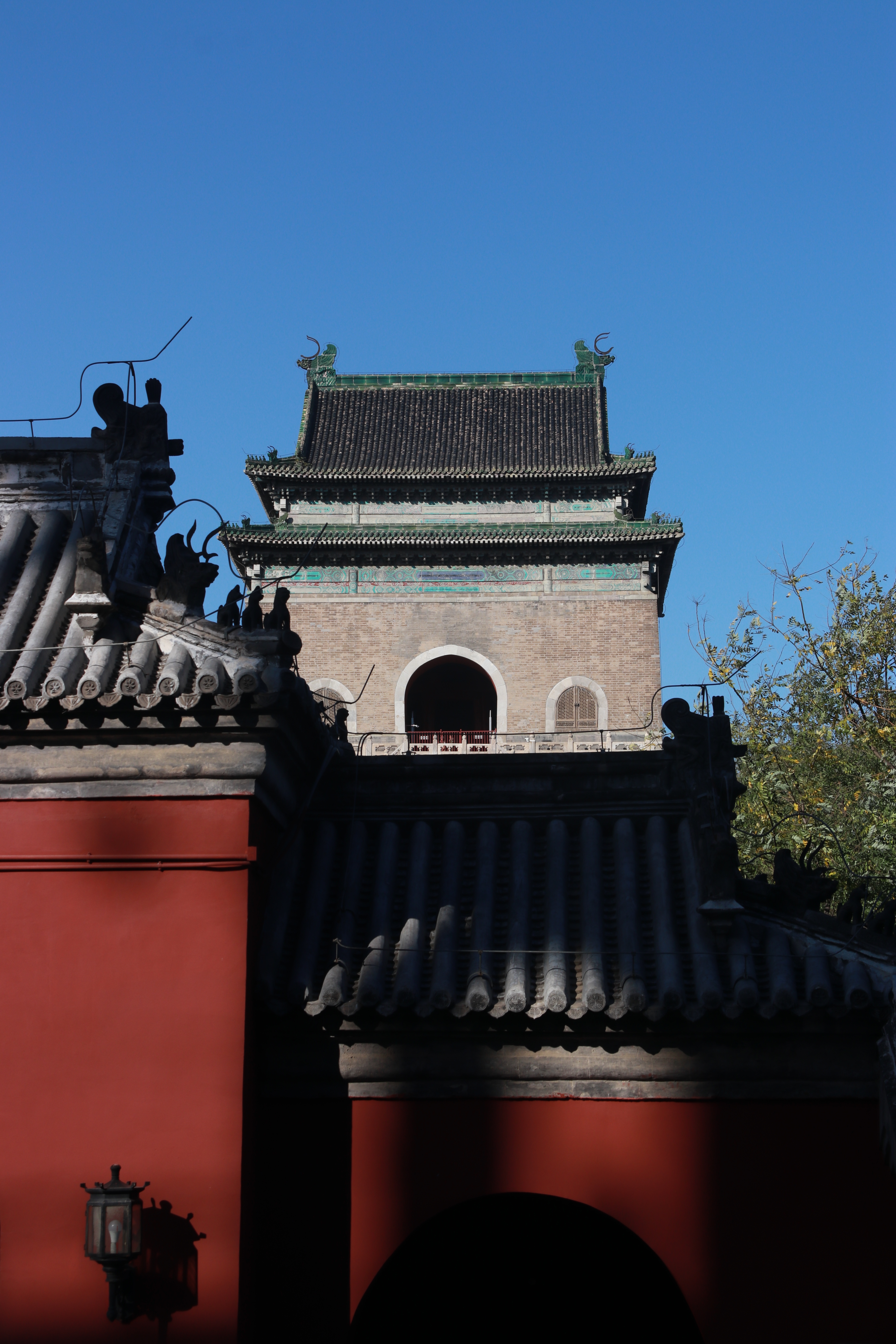 城市的发展，不仅是向上建造，更是向深沉淀。要巩固中轴线申遗成果，加强历史文化保护