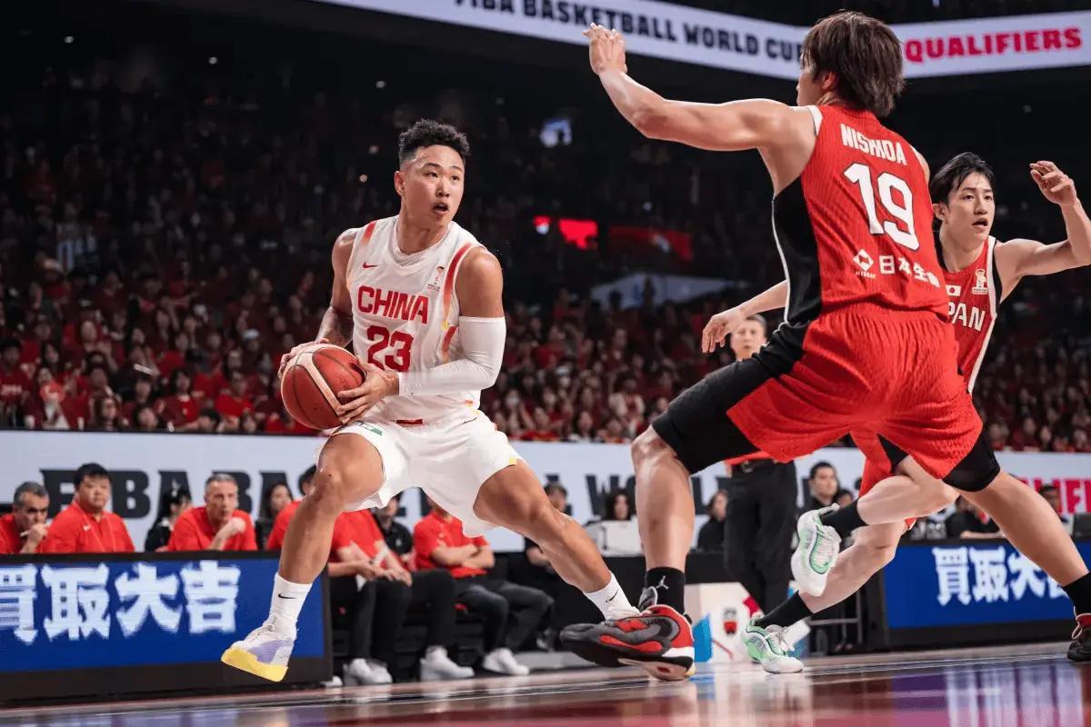 在CBA打得风生水起的贺希宁来到国家队，郭士强把他放进了首发，中国开局有点惊慌失