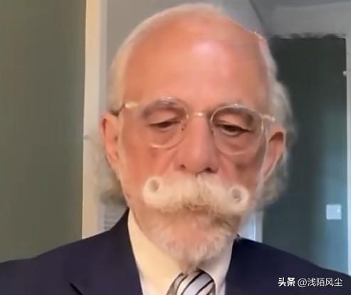 主持人:“到目前为止，特朗普已经解职了两名女性内阁官员，国土安全部长诺姆和司法部