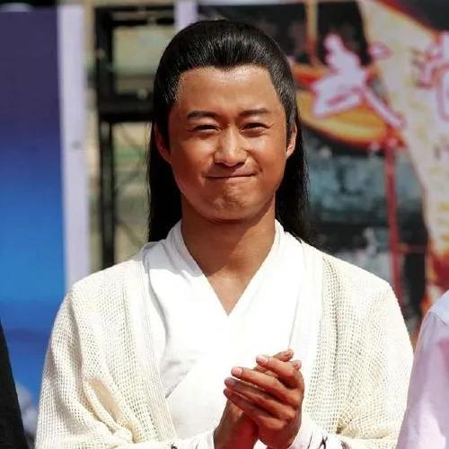 《吴京沙漠探班《敦煌：归义》，为演士兵晒脱皮，带剧组挖甘草解渴，网友：这才是电影