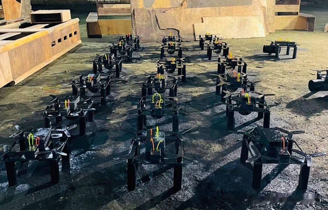 现代战争中的FPV无人机模型。

🇺🇦乌方制造无人机模型来模拟无人机的存在。