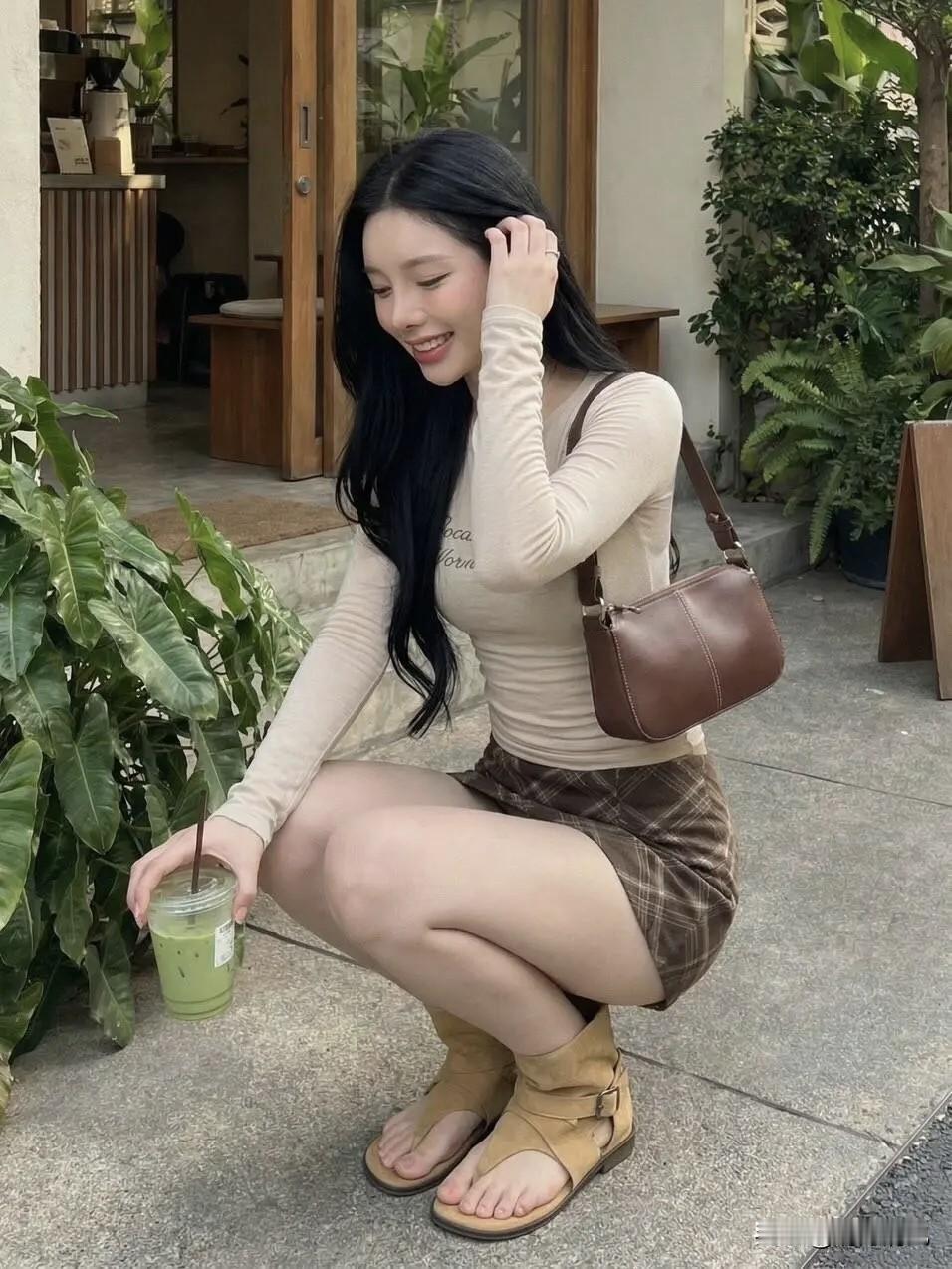 穿小裙子拍照，其实不用硬拗。手里拿杯热咖啡，身子暖了，动作也就松了。

我最喜欢