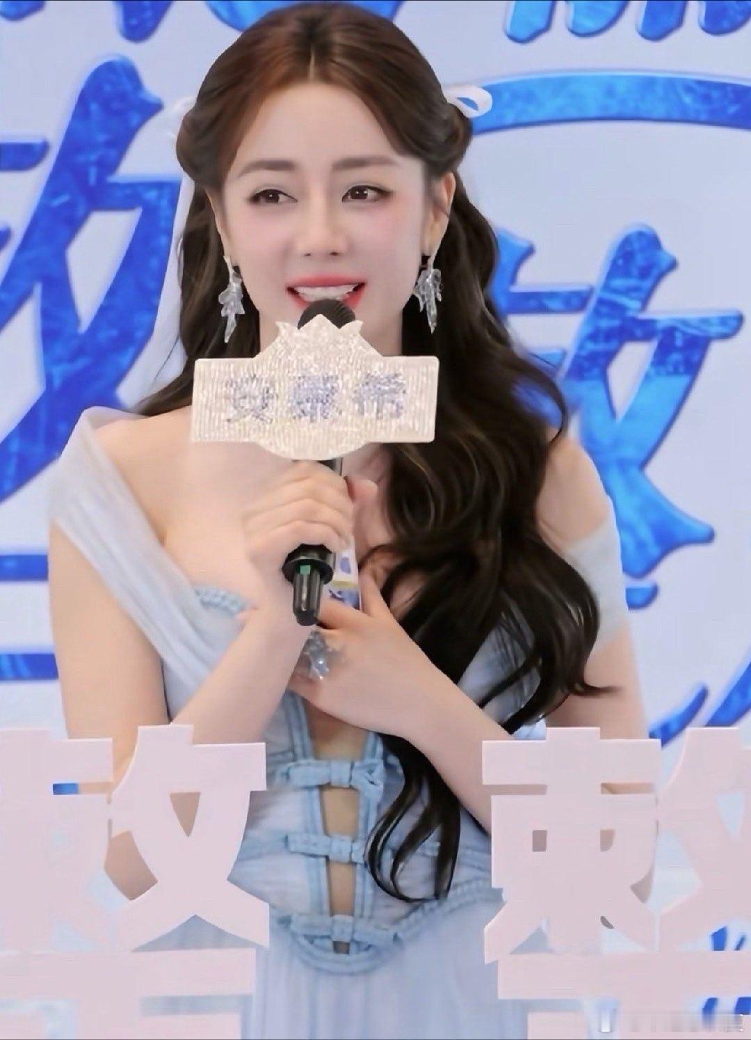 迪丽热巴衣服太没安全感了  浅蓝色深V薄纱高定长裙，领口直接延伸至腰部，轻薄纱质