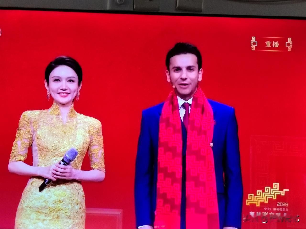 从战火中走出的伊拉克记者，在中国找到了“家”。 

今年春晚舞台上，一位身披红围