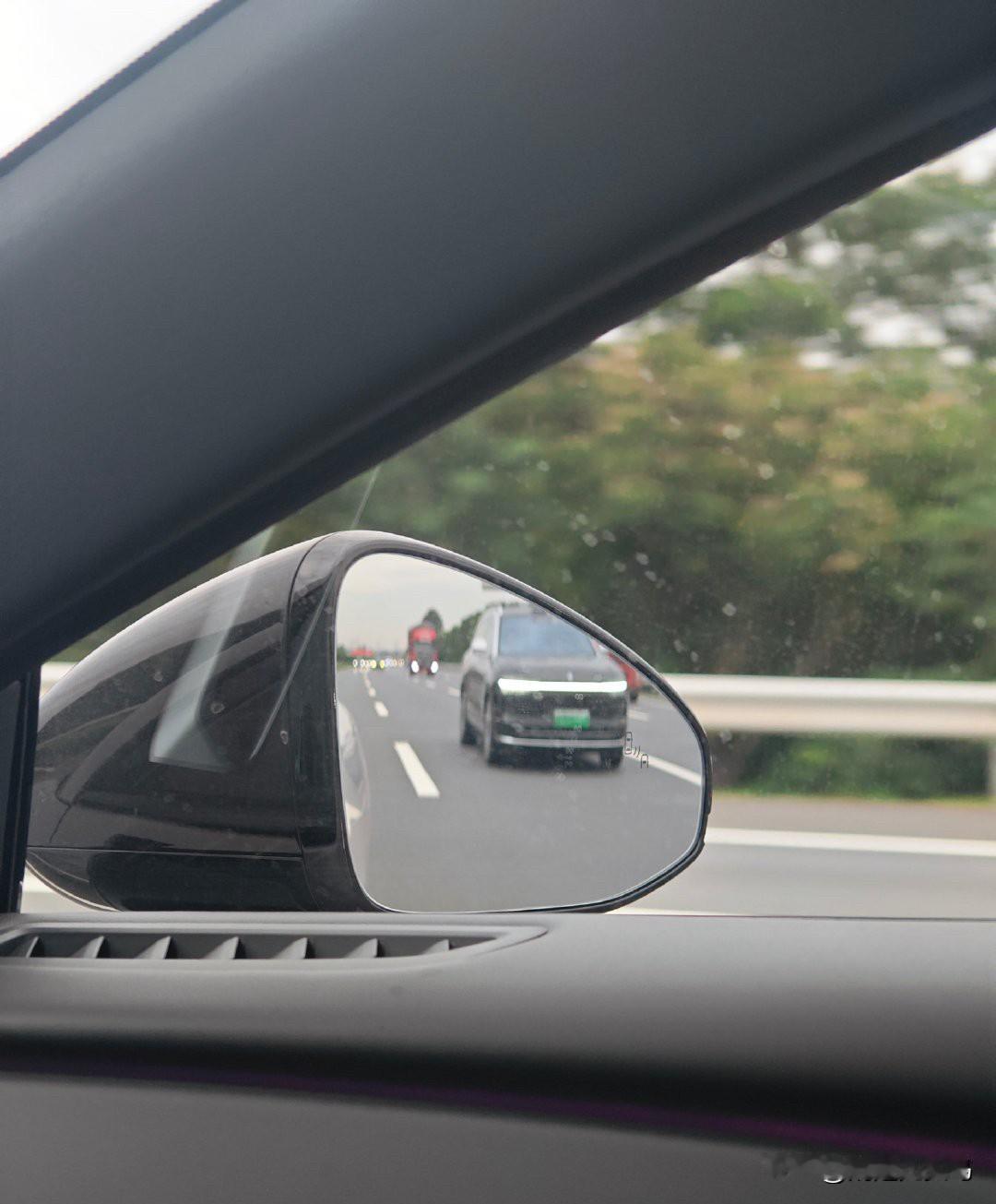 比一天看到5台乐道60更有趣的是，就在刚才15分钟内，我在下班路上遇到两台问界M