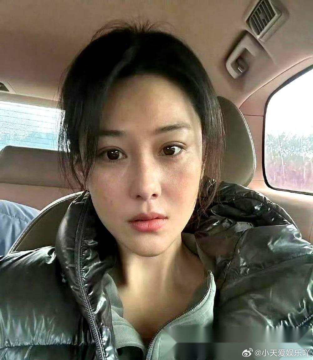 屏幕刚亮时，很多人以为她忘了开美颜。 张馨予这一回，索性不画，素面抬头走进镜头，