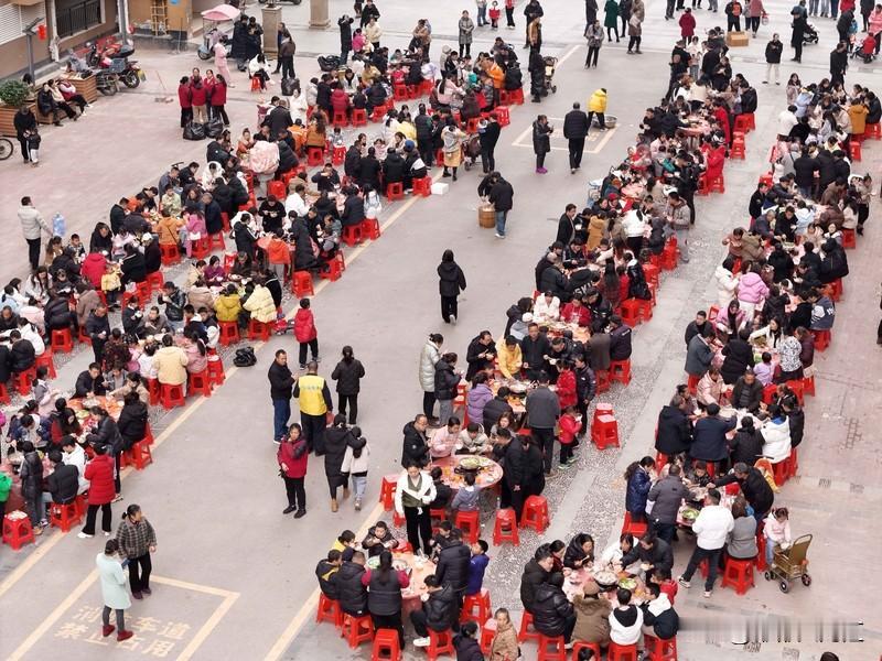 最近重庆合川的呆呆爆火出圈，48小时涨粉200万，这速度简直逆天。她的“刨猪宴”