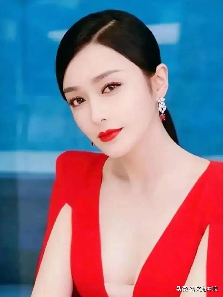 中国诗人为演员秦岚写的一首“藏头诗”：悠悠桃花情，潇潇伴春风！

悠扬白云映粉霞