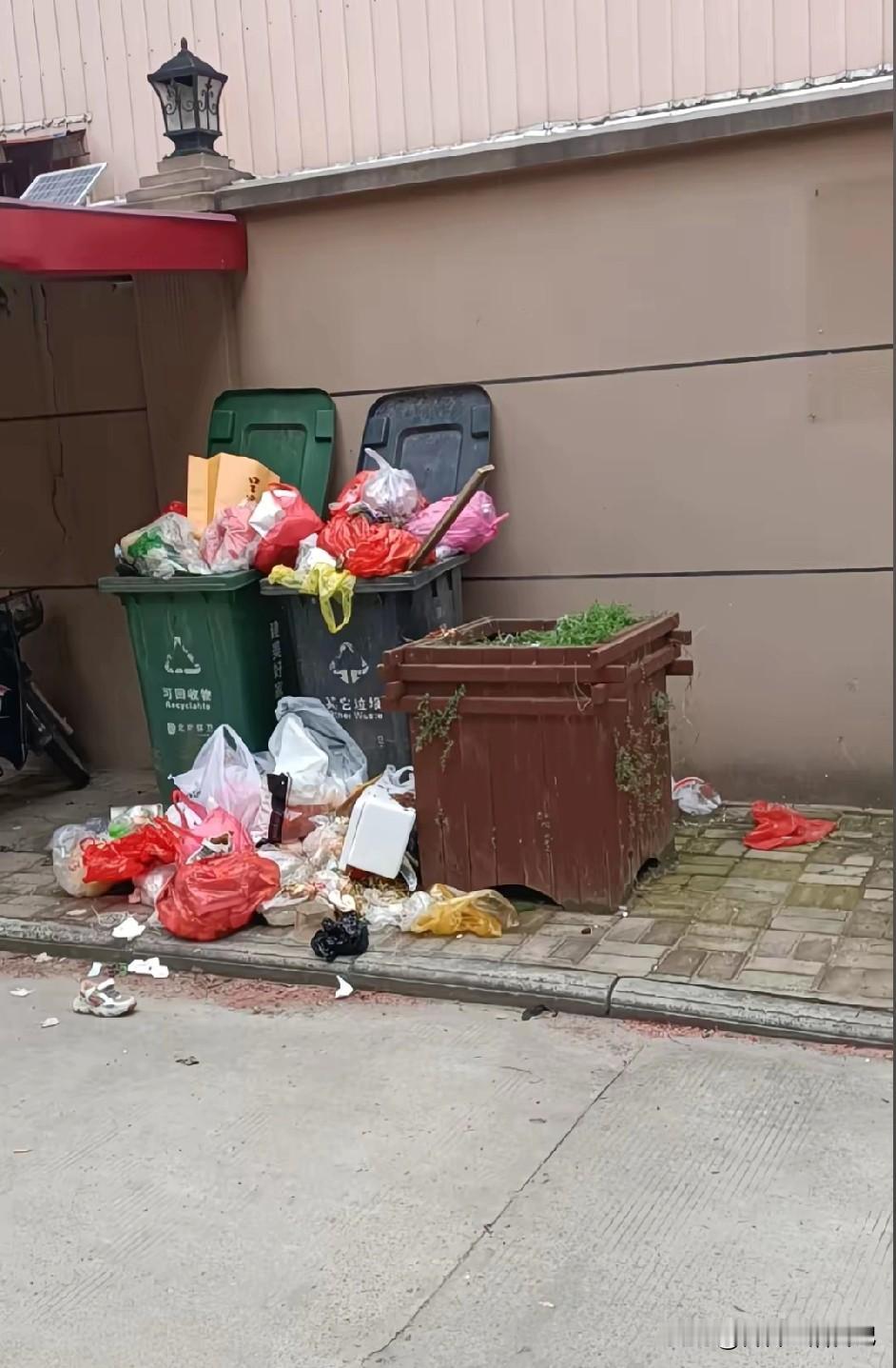 小区的物业费，我交的太憋屈了！我们交的物业费，只是为了给物业人员发工资了？一点都