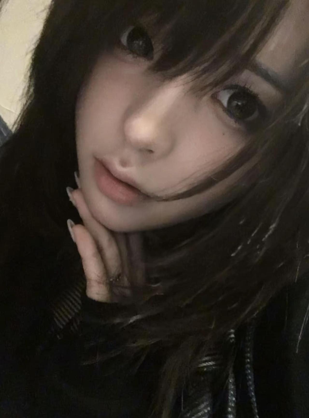 好羡慕有些人长得跟张元英吃的炸猪排成精了一样还能那么自信^^怼脸 小恶魔 斜刘海