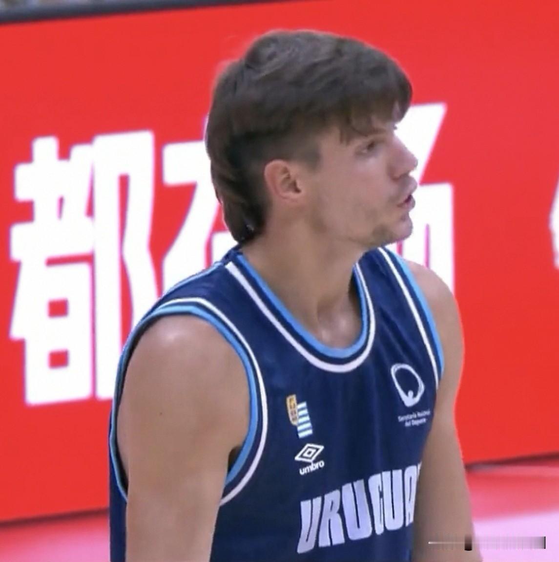 中国男篮有变化，也有隐忧！
今晚男篮热身赛险胜乌拉圭。
看完比赛总体有个感觉，