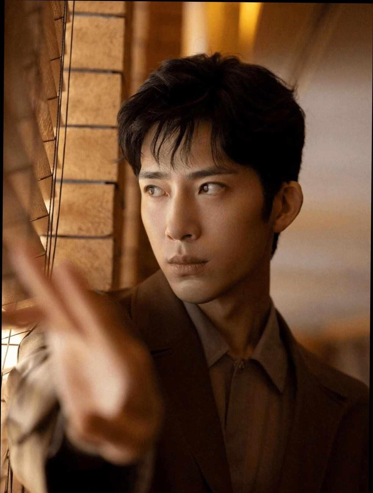 井柏然的双眼皮，居然是被熬出来的？
救命！昨晚刷到热搜直接瞳孔地震👀：内娱首个