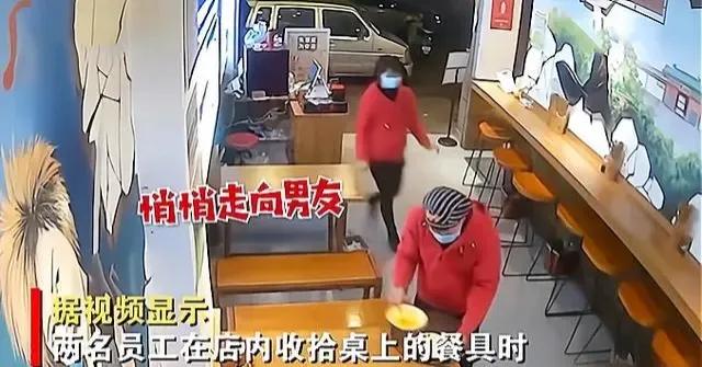 成都一餐馆，女收银员蹑手蹑脚抱住男后厨，两人互亲一口迅速分开，老板看监控发现后，