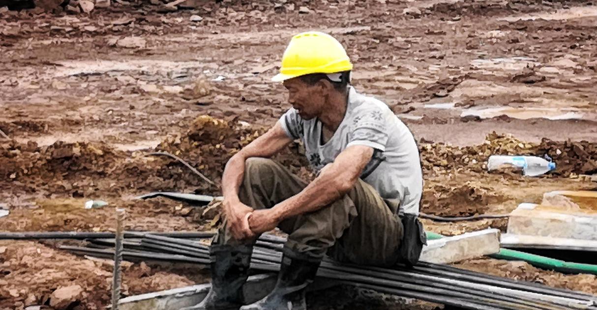 工地上一个50多岁的男人，一辈子没孩子。他把自己所有的血汗钱，在成都买的房、买的