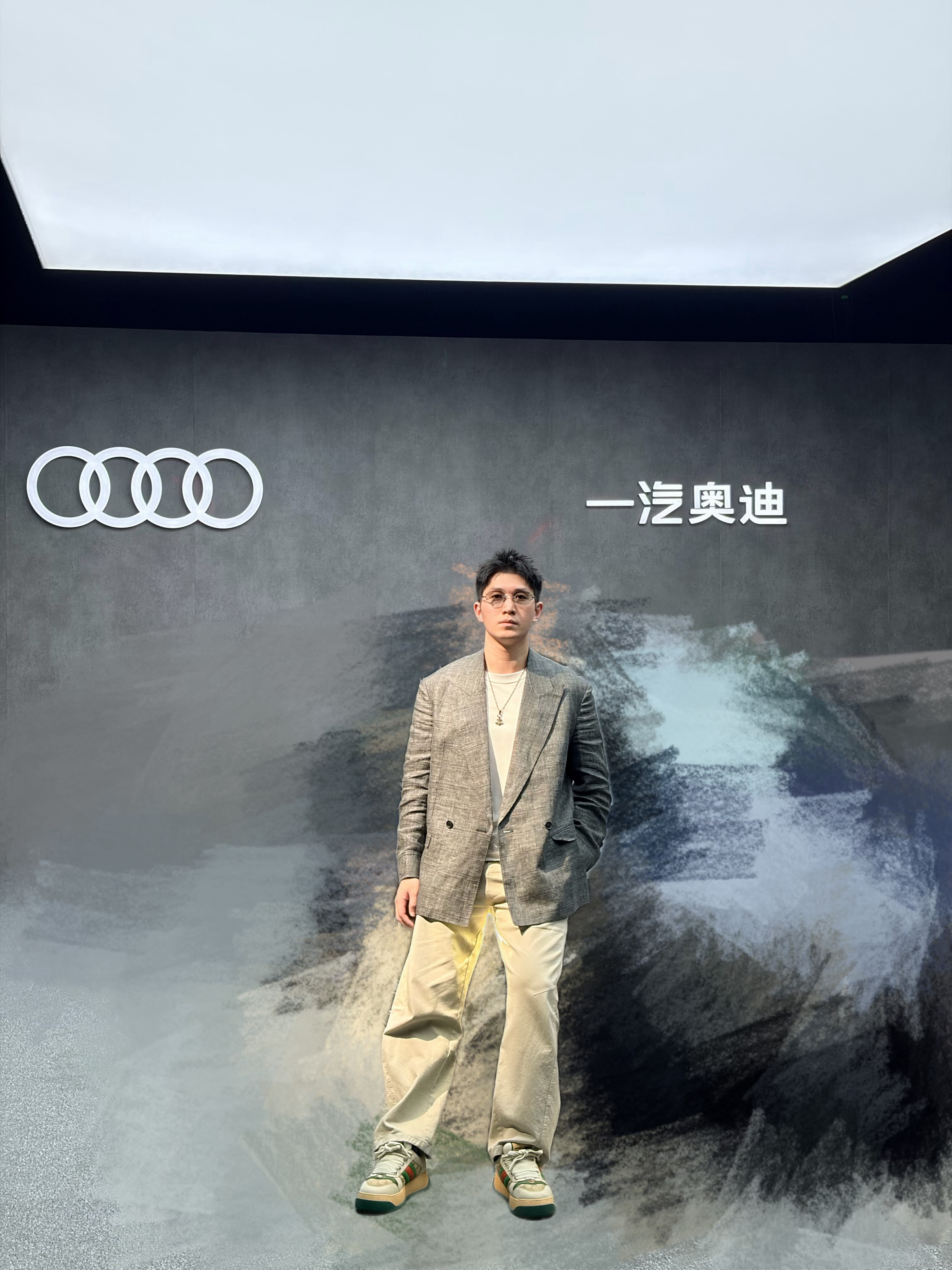 今天拍了一辆非常帅的豪华轿车之前看照片平平无奇实车质感和设计帅的不行又心动了大v