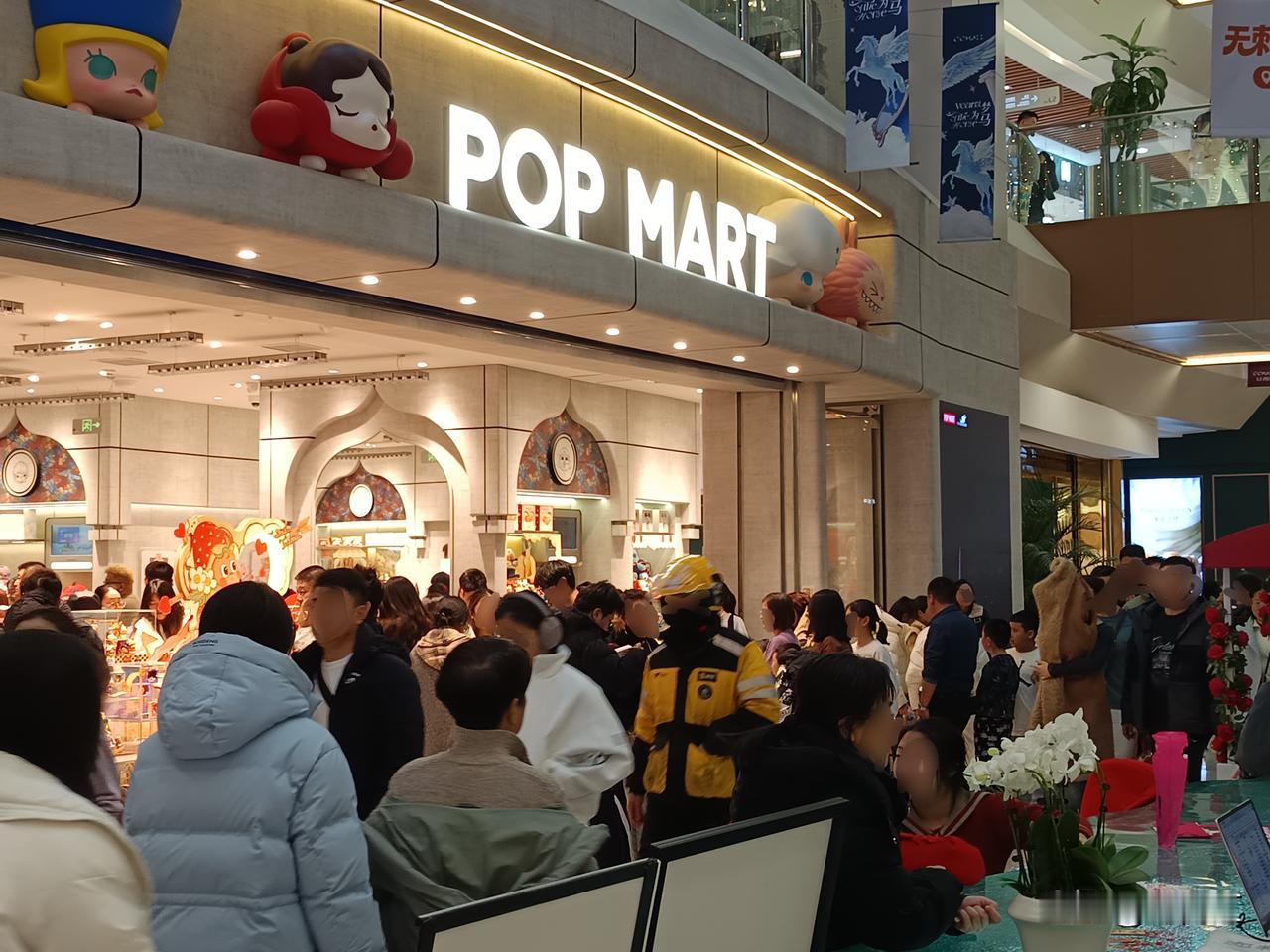 时代广场商业前面大面积调整，在装修的餐饮商家都达到了两位数，有不少首店，这些店也