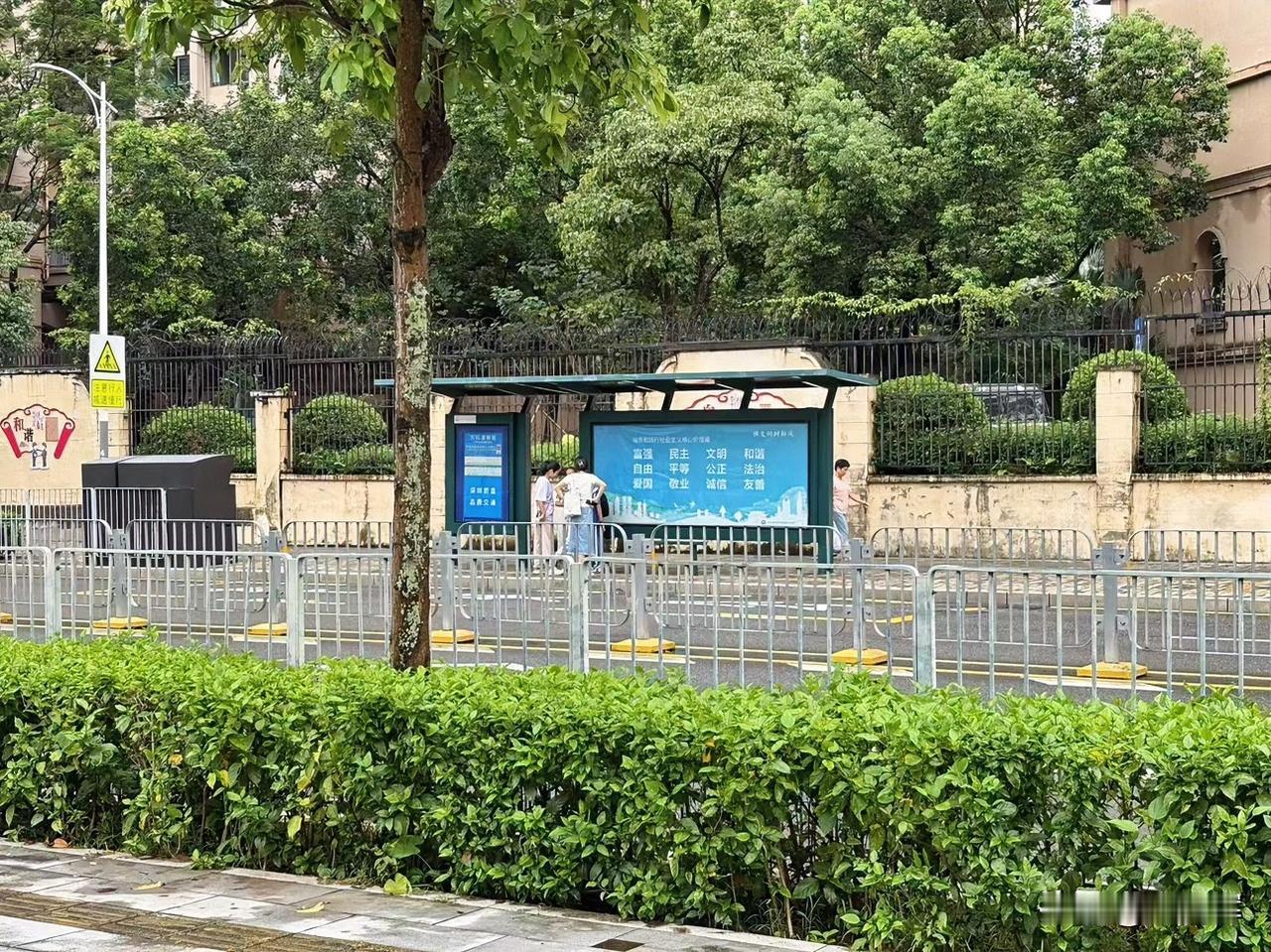 （1428）：孩子，早上好。今日深圳大幅度降温，不少小学生都穿起了羽绒服，戴着帽