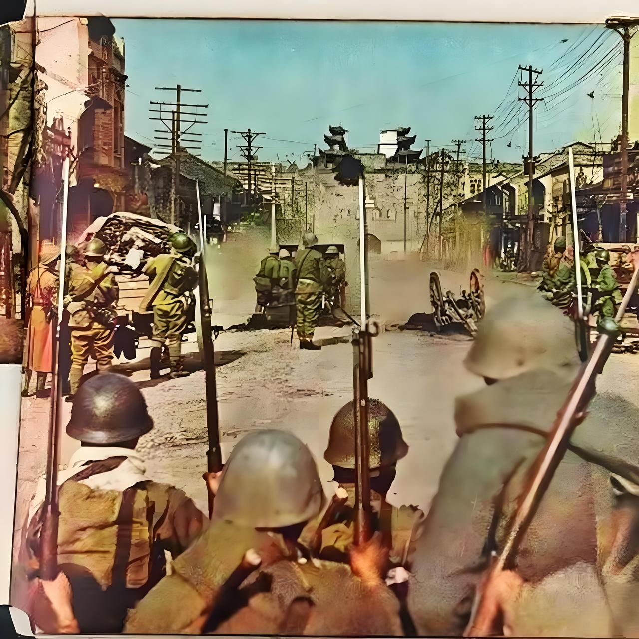这张照片是日本侵略者攻打南京中华门时的罪恶影像。画面中，头戴钢盔、全副武装的日军