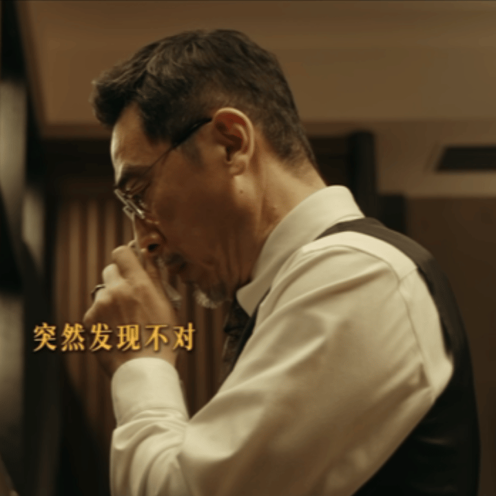 她的盛焰定档上一秒还在西装革履激情演讲尽显精英风范，下一秒就因为手绢味道不对，拿