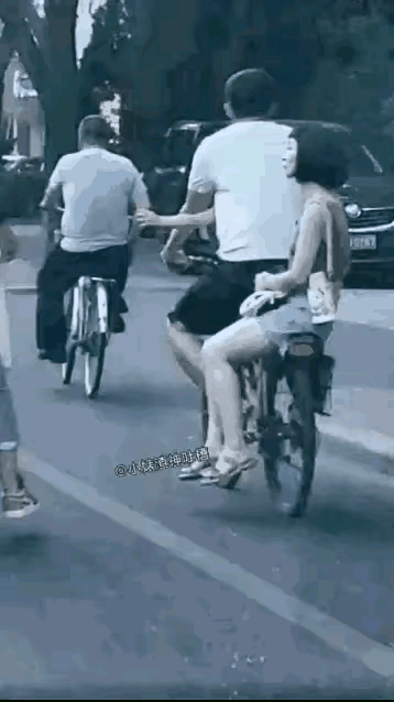 花了一笔不小的银子买了一辆凤凰轻骑载着一万人民币娶来的女友，没事也要到市区体验一