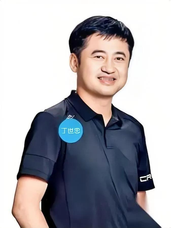 “谁第一个？”

“安踏。”

丁世忠没等热搜，直接让基金会连夜把3000万港元