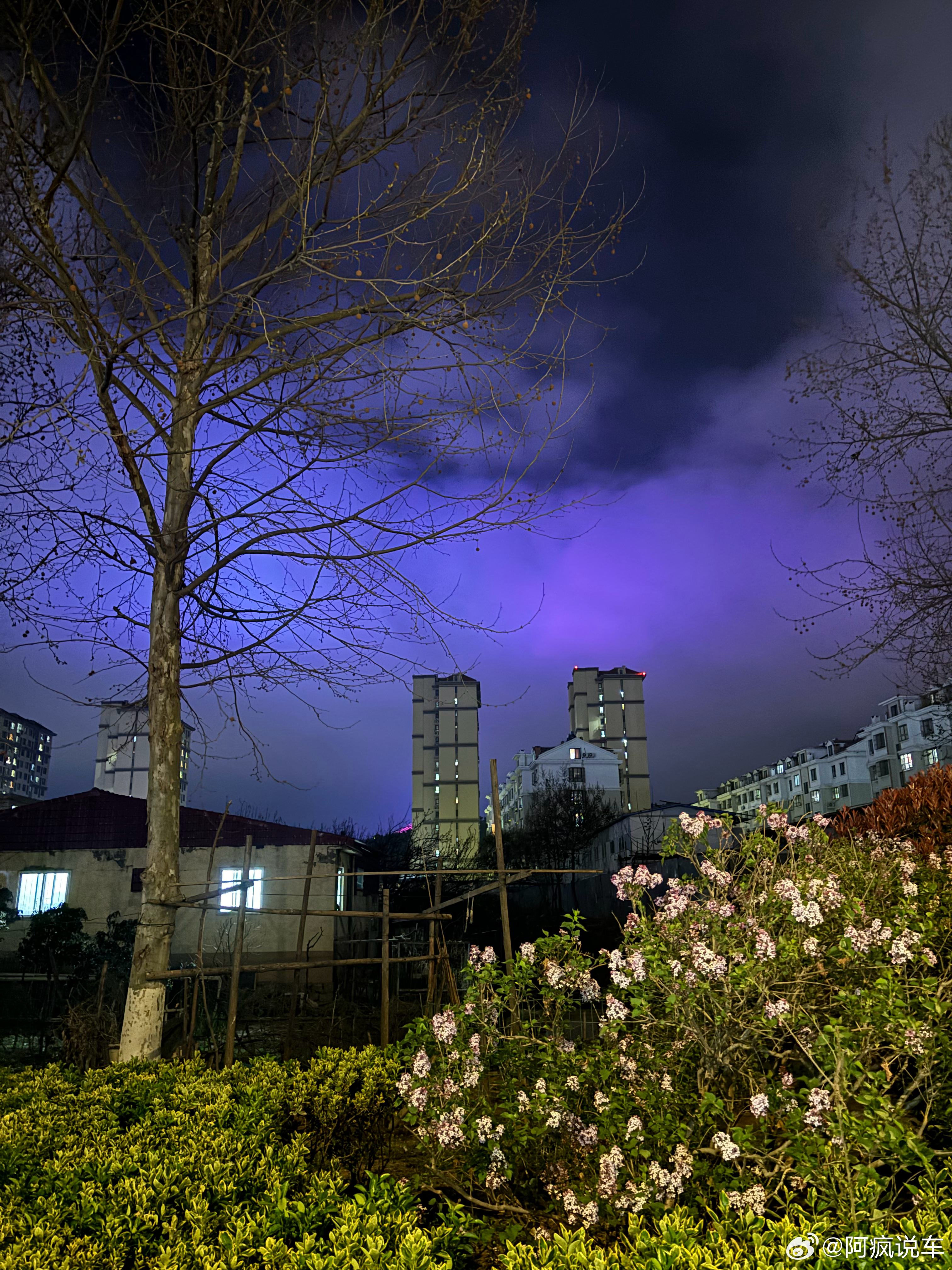 师傅被妖怪抓走了？昨天晚上拍的，天一会一个颜色，有人知道这是啥情况吗？