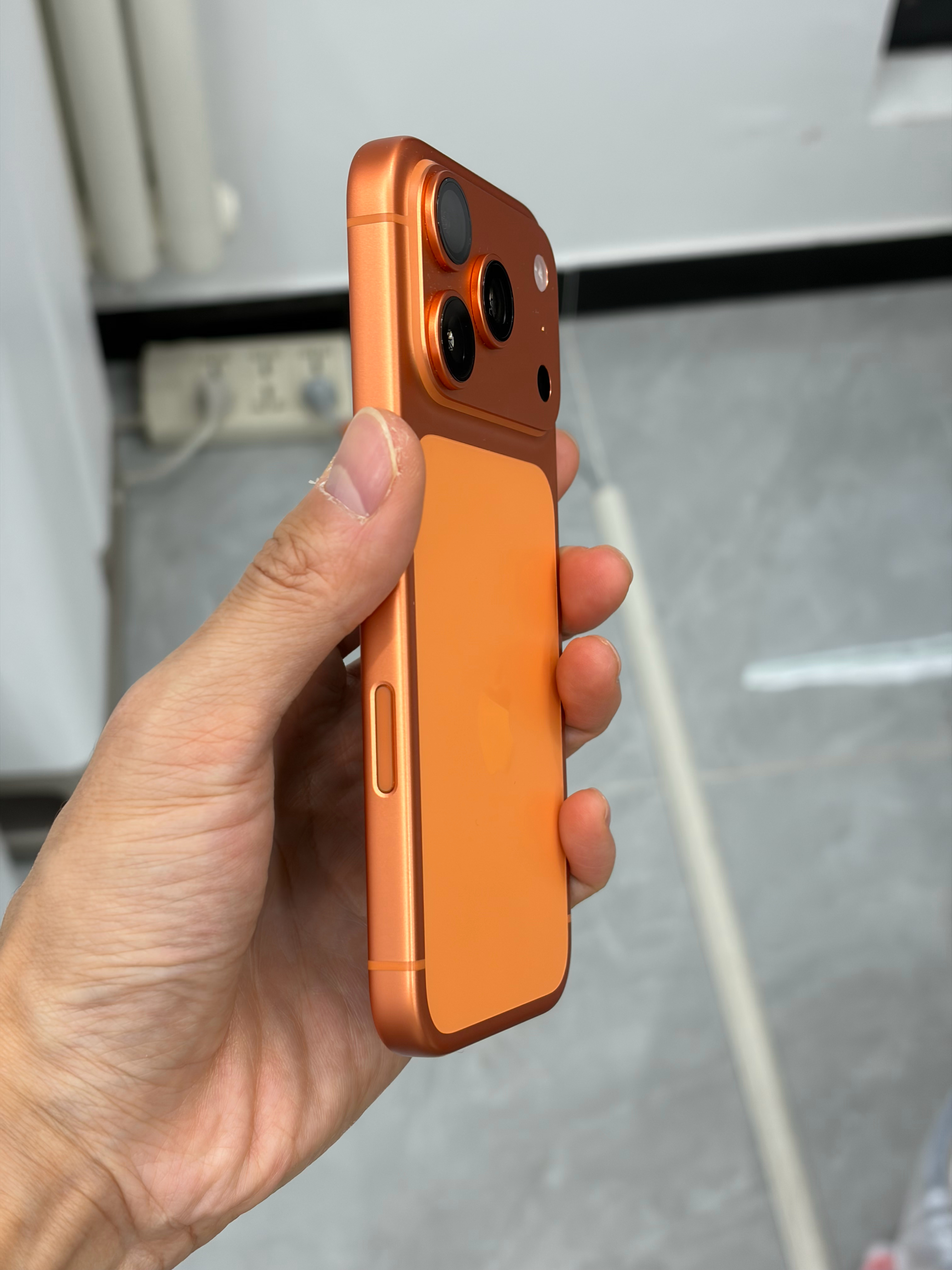 最近 Air 用得多了，再拿起 Pro 和 Pro Max 觉得是真重啊又重又厚