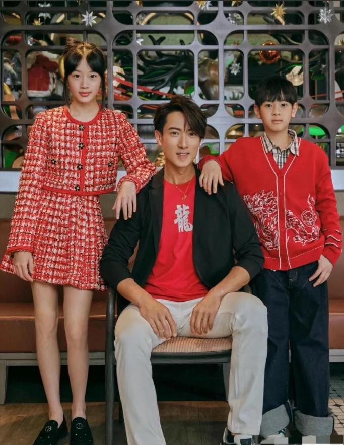 吴尊女儿都这么大了，他还这么年轻。女儿发型很奇怪， 别的都还不错， 弟弟帅姐姐美