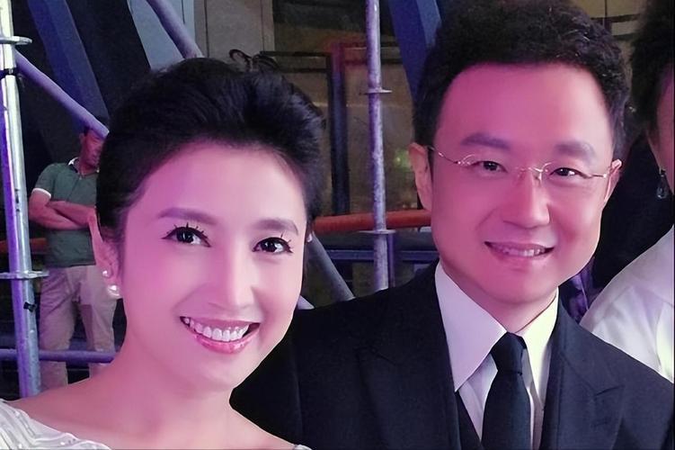 刚强与春妮的爱情，是中传同窗→各自半生→中年重逢→温柔坚定的慢热圆满，从“丁克约