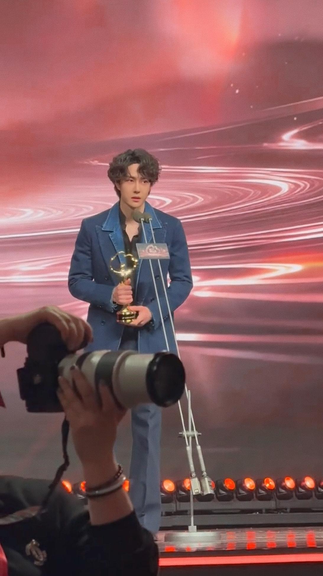 哦买辣咱们结婚吧好想和你拥有一个家王一博靛蓝牛仔西装王一博 中山装王一博