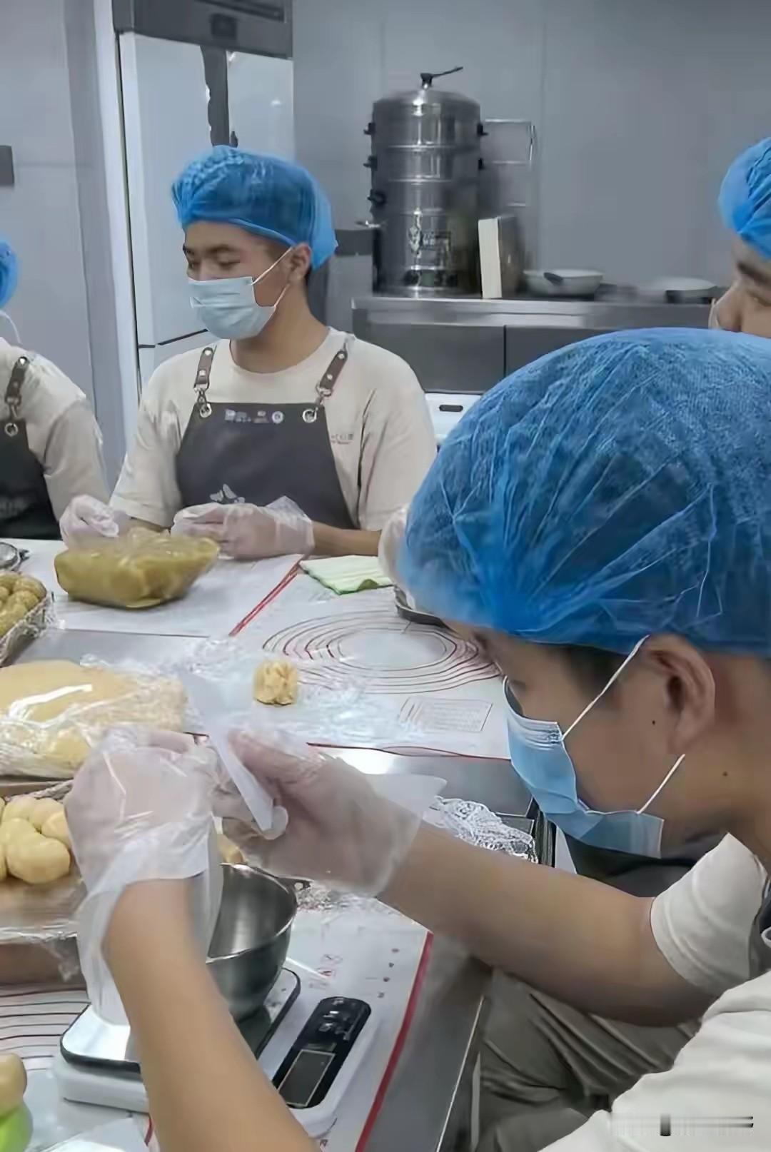 缺大德！”福建一孤独症机构中秋节前接了一200盒月饼的订单，20多个孤独症孩子辛