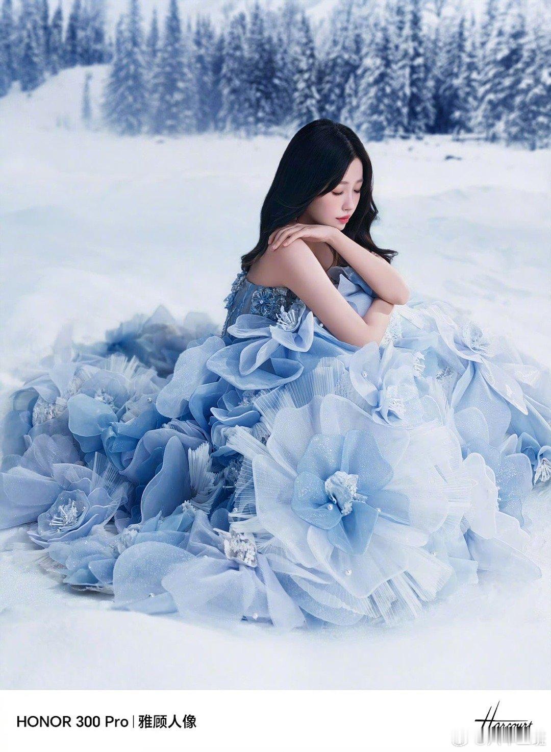 虞书欣冰系美人 穿梭在风雪中，她如同一朵独舞的花，人与雪景相映成趣，灵动而优雅。