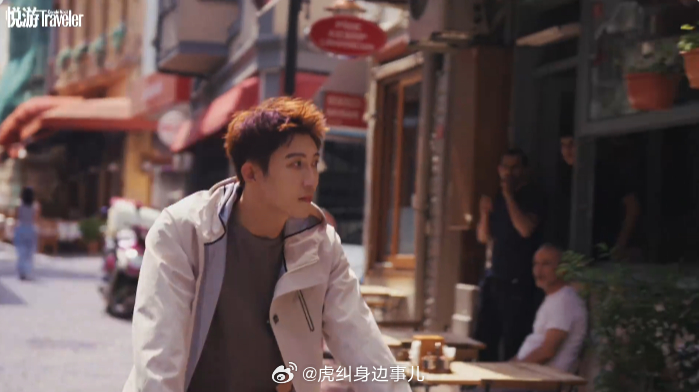 谁懂黄景瑜骑车见老友这段伊斯坦布尔漫游治愈名场面，黄景瑜骑着单车穿过坡道街巷，赴