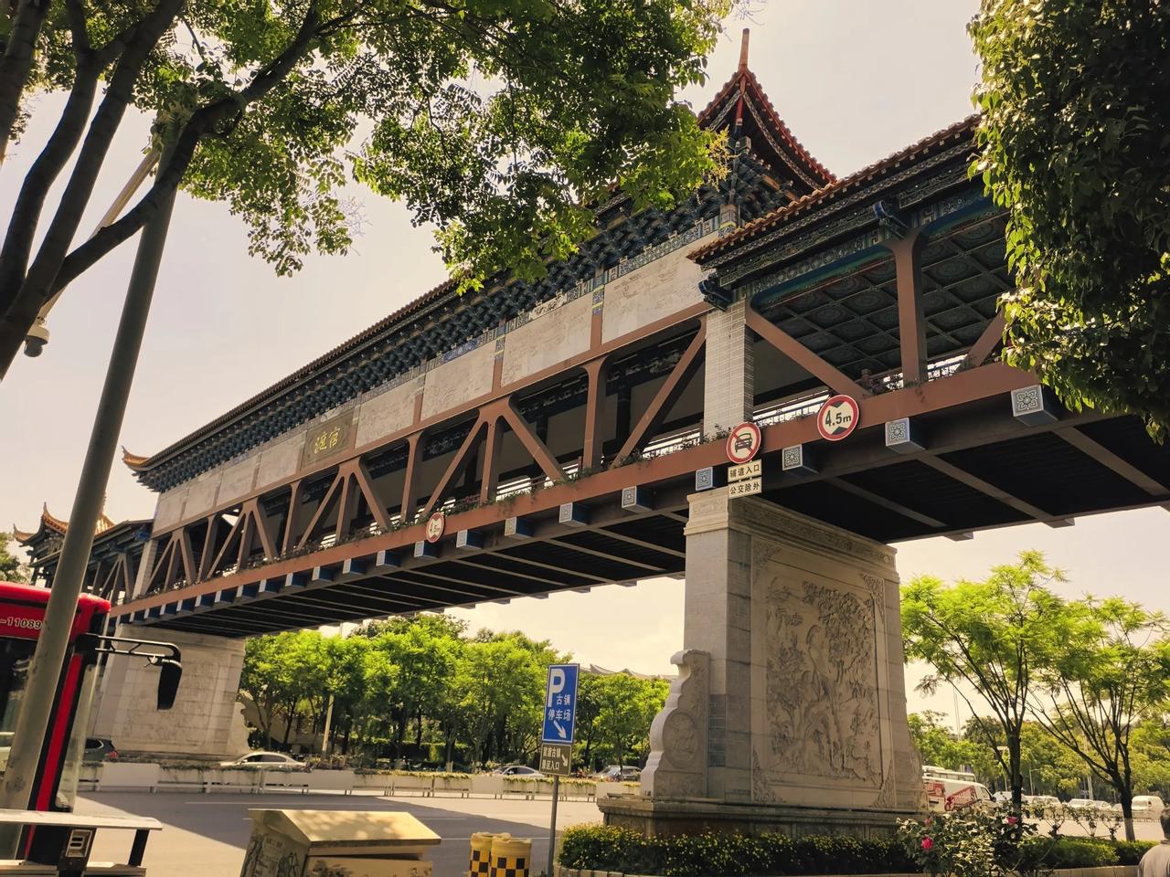 这座位于广福路上，官渡区的人行桥算是全国五星级的过街天桥了吧！不接受反驳。有比这
