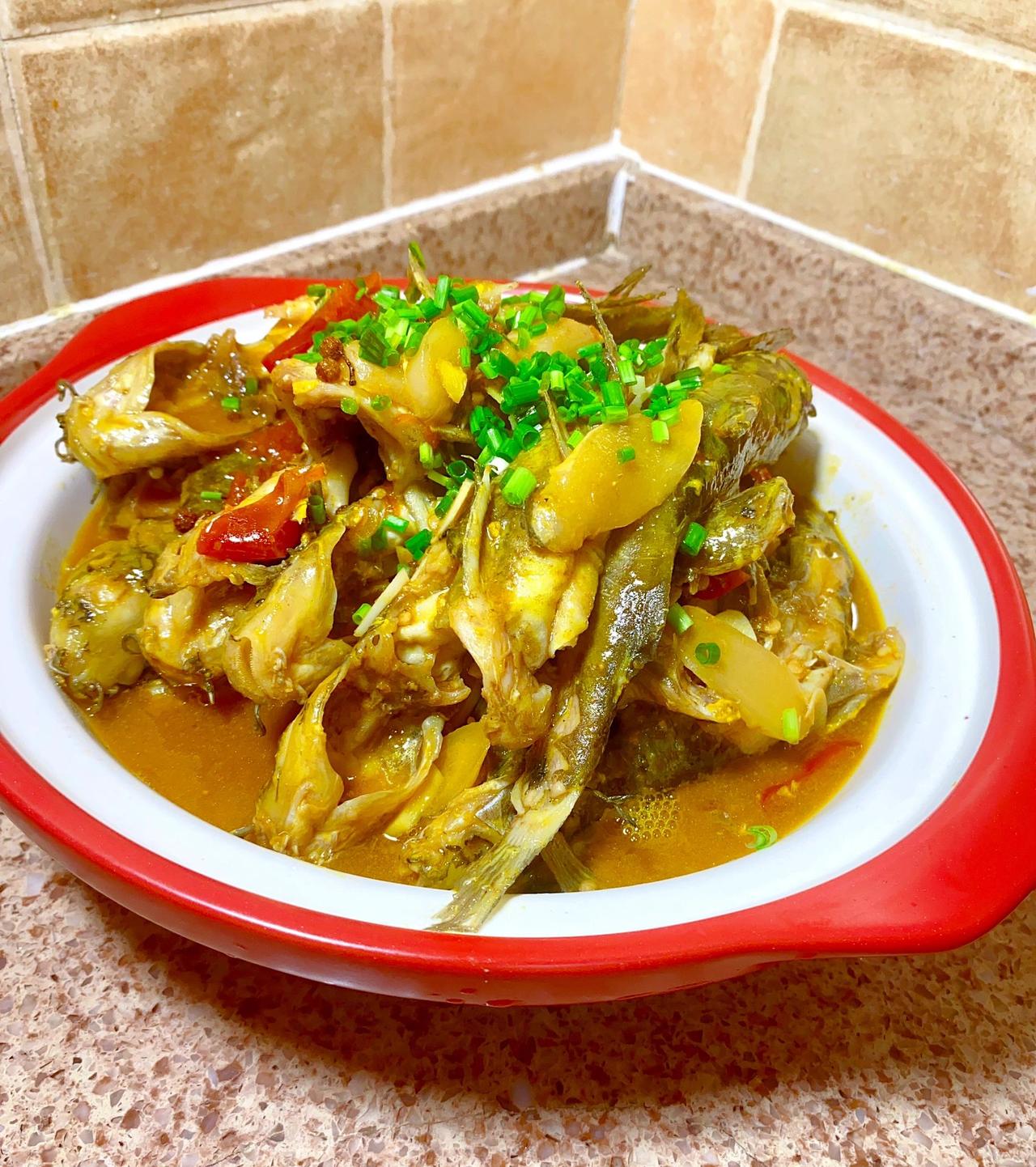 酸汤黄骨鱼超鲜嫩！超下饭！做法分享收藏
酸汤黄鲴鱼做法分享～
1.黄鲴鱼小火煎至