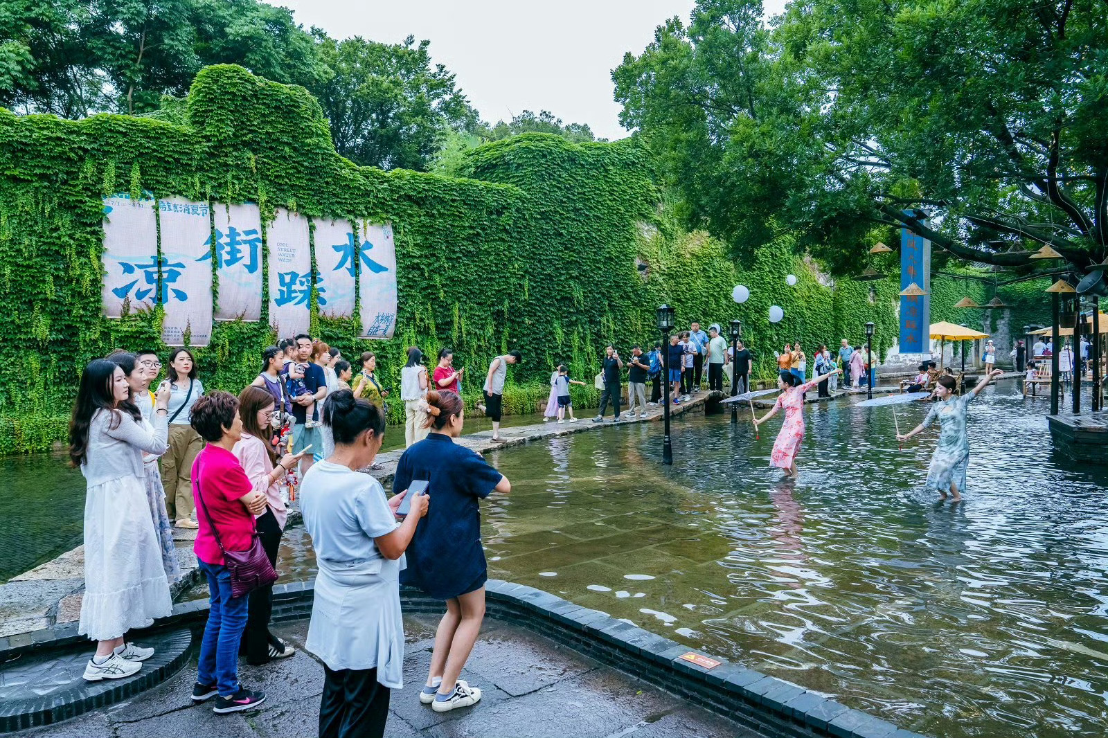 乌镇的夏天是懂旅游避俗的✨长达四十多天不间断艺术盛宴，不用赶行程打卡，随心闲逛享