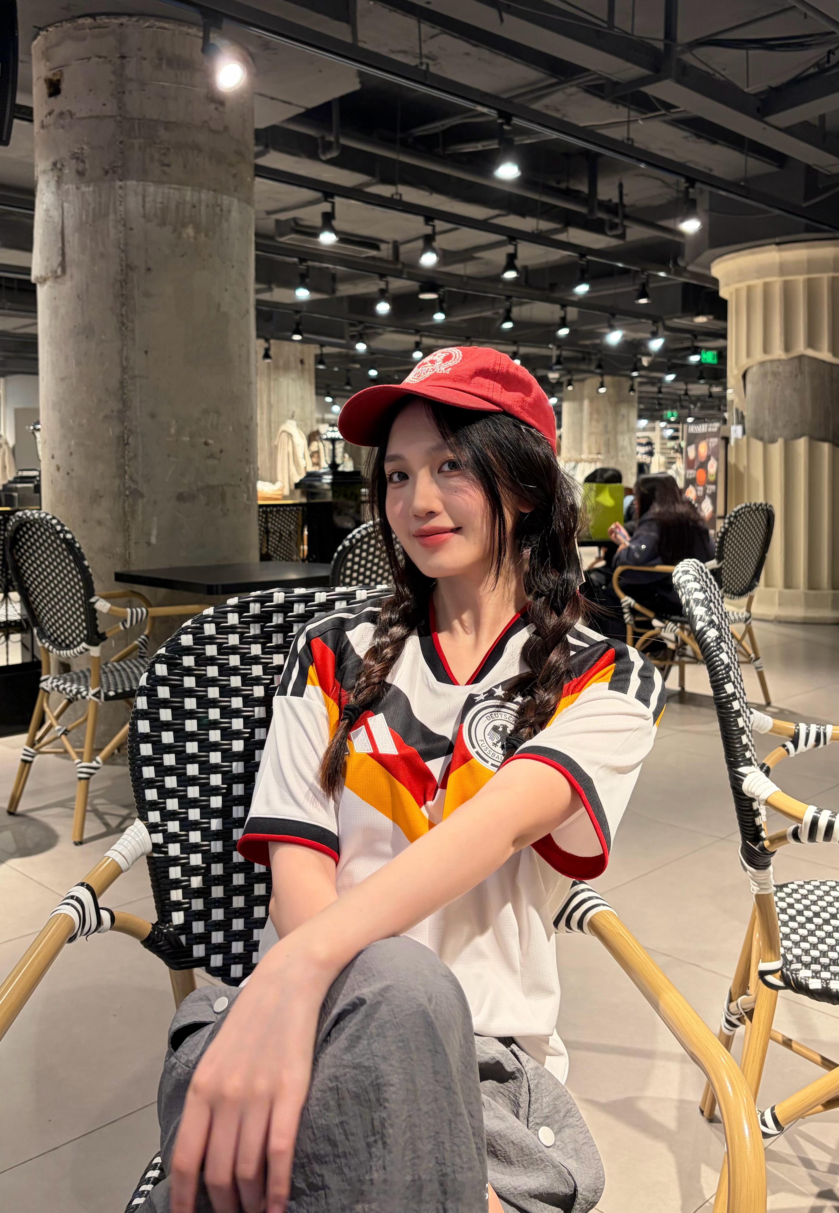 素谁已经美美穿上2026德国队球衣辣（图4是路人用富士📷拍的，说给我咔几张嘿嘿