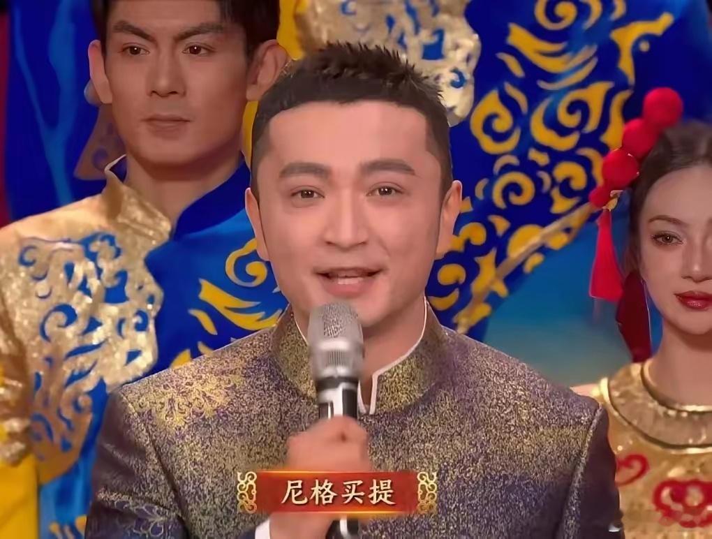 蛇年春晚主持人妆容太高光！龙洋假睫毛贴歪了，撒贝宁眉毛化飞了2025年蛇年春晚，